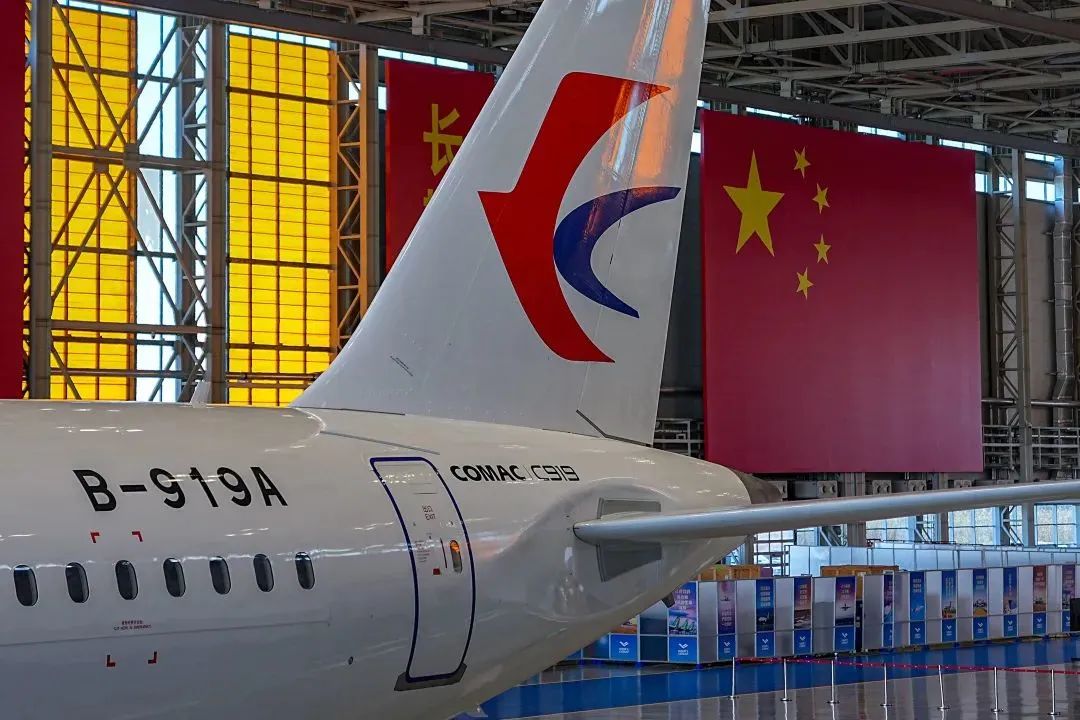 全球首架C919交付中國東方航空